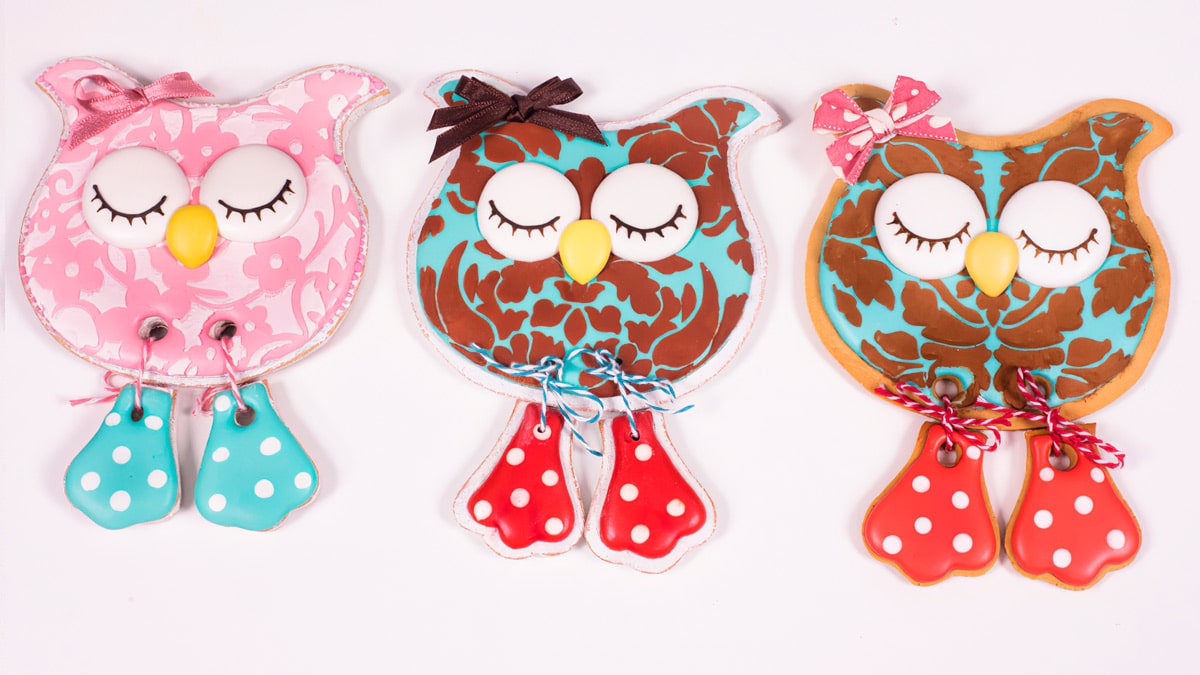 Carmen-montero-mayte-rodriguez-paolo-temesio-toni-rodriguez-academy-jorge-saludable-bakeoff-maribel-ríos-curso-online-sweetit-academy-galleta-decorada-stencil-buho-glasa-real-royal-icing