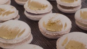 carmen-montero-detalle-curso-online-macaron-navidad-sweetit-sin-gluten-toni-rodriguez-academy-vegano-macarons-festivos-dorados