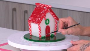 casita-de-caramelo-navideña-blanca-roja-pintada-a-mano