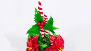 montaje-centro-navideño-caramelo-flor-de-pascua-hojas-de-acebo