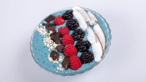 jorge-saludable-Smoothie-bowl-platano-gengibre-coco-espirulina-vegano