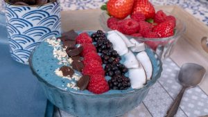 jorge-saludable-Smoothie-bowl-platano-gengibre-coco-espirulina-vegano-sin-azucar