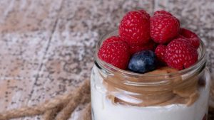 jorge-saludable-desayuno-chia-yogurt-sin-azucar-leche-coco